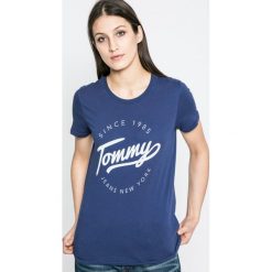 Tommy Jeans - Top. Szare topy sportowe damskie Tommy Jeans, m, z nadrukiem, z bawełny, z krótkim rękawem. W wyprzedaży za 99,90 zł.
