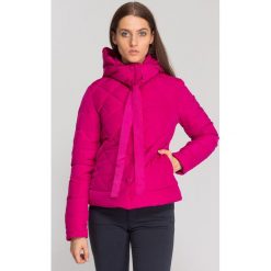 Różowa pikowana kurtka damska. Różowe kurtki damskie Armani Jeans, z aplikacjami. Za 599,60 zł.