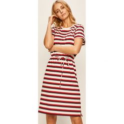 Tommy Hilfiger - Sukienka. Czerwone sukienki damskie TOMMY HILFIGER, na co dzień, s, bez wzorów, z bawełny, casualowe, z okrągłym kołnierzem, z krótkim rękawem, krótkie, midi, proste. Za 499,90 zł.