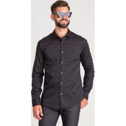 KOSZULA Emporio Armani. Czarne koszule męskie Emporio Armani, s, z haftami, z włoskim kołnierzykiem, bez rękawów. Za 799,00 zł.