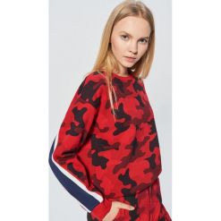 Bluza camo z kolekcji MIX and MATCH - Czerwony. Czerwone bluzy damskie Cropp, l. Za 89,99 zł.