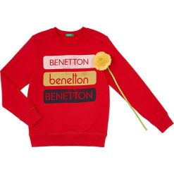 Bluza w kolorze czerwonym. Czerwone bluzy niemowlęce Benetton Kids, z nadrukiem, z bawełny, bez rękawów, bez kaptura. W wyprzedaży za 39,95 zł.
