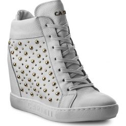 Sneakersy CARINII - B4394 I81-000-000-B88. Białe półbuty damskie Carinii, na co dzień, z aplikacjami, ze skóry, bez obcasa, na koturnie, bez zapięcia. W wyprzedaży za 289,00 zł.