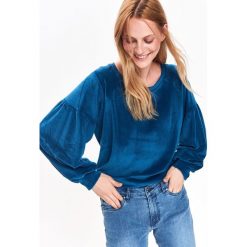 BLUZA WELUROWA Z ROZKLOSZOWANYM RĘKAWEM. Szare długie bluzy damskie Top Secret, na jesień, z weluru, z długim rękawem. Za 49,99 zł.