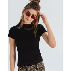 Bawełniany t-shirt ze stójką - Czarny. Czarne t-shirty damskie marki Sinsay, s, bez wzorów, z bawełny, ze stójką. Za 19,99 zł.