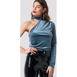 NA-KD Party Aksamitny top na jedno ramię - Blue. Niebieskie topy damskie marki NA-KD Party, bez wzorów, z materiału, bez kołnierzyka. W wyprzedaży za 97,17 zł.