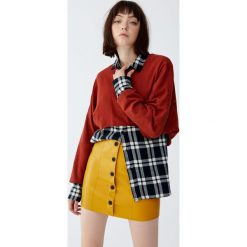 Musztardowa minispódniczka ze sztucznej skóry. Szare spódniczki damskie skórzane marki Pull&Bear. Za 79,90 zł.