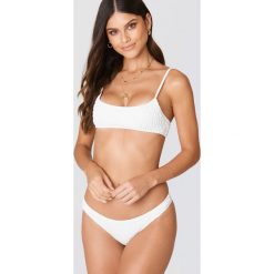Debiflue x NA-KD Dół bikini z marszczeniem - White. Białe bez kategorii marki Debiflue x NA-KD. Za 73,95 zł.