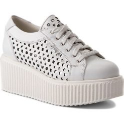Sneakersy KARL LAGERFELD - KL42415 White Lthr. Białe półbuty damskie marki KARL LAGERFELD, na co dzień, bez wzorów, ze skóry ekologicznej, bez obcasa, na koturnie, bez zapięcia. Za 929,00 zł.