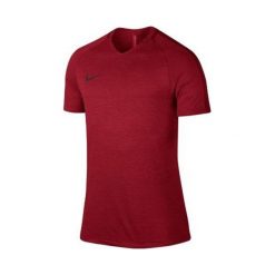 Nike M NK DRY TOP SS SQD PRIME, 10 | PIŁKA NOŻNA / PIŁKA NOŻNA | MĘŻCZYZNA | TOP Z KRÓTKIM RĘKAWEM | SIŁOWNIA RED / SIŁOWNIA RED / NIGHT MAROON | 2XL. Czerwone koszulki męskie Nike, xl, bez wzorów, z tkaniny, bez kołnierzyka, z krótkim rękawem, krótkie, na fitness i siłownię, dri-fit (nike). W wyprzedaży za 213,31 zł.