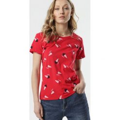 Czerwony T-shirt Phiriaxi. Czerwone bluzki damskie Born2be, s, bez wzorów, z okrągłym kołnierzem, z krótkim rękawem. Za 39,99 zł.