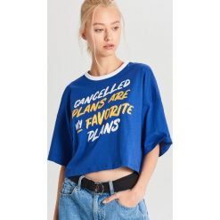 T-shirt oversize z nadrukiem - Niebieski. Niebieskie t-shirty damskie Cropp, xs, z nadrukiem. W wyprzedaży za 9,99 zł.