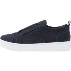 GStar SCUBA SLIP ON Półbuty wsuwane dark navy. Niebieskie półbuty damskie marki G-Star, z tworzywa sztucznego. W wyprzedaży za 384,30 zł.
