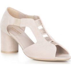 Buty damskie. Czarne czółenka damskie Wittchen, na ślub cywilny, bez wzorów, ze skóry, bez obcasa, na obcasie. W wyprzedaży za 299,90 zł.