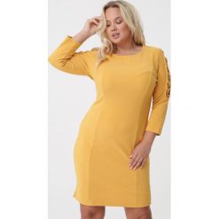Żółta Sukienka Georgette. Żółte sukienki damskie Born2be, bez wzorów, z dzianiny, z okrągłym kołnierzem, z długim rękawem, długie, midi, dopasowane. Za 69,99 zł.