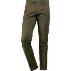 DRYKORN Chinosy khaki. Brązowe chinosy męskie DRYKORN, z bawełny. Za 509,00 zł.
