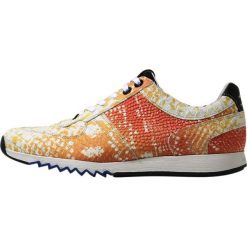 Floris van Bommel Sneakersy niskie yellow. Żółte sneakersy męskie marki Floris van Bommel, bez wzorów, ze skóry, bez zapięcia. Za 839,00 zł.