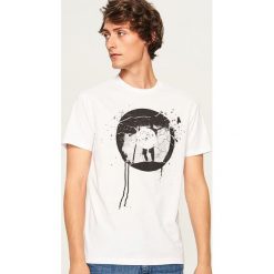 T-shirt regular fit z rockowym nadrukiem - Biały. Białe t-shirty męskie z nadrukiem Reserved, l. Za 49,99 zł.
