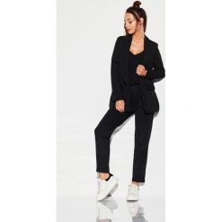 Marynarka basic L316A czarny. Czarne spodnie damskie Tagless, s, bez wzorów. Za 159,90 zł.
