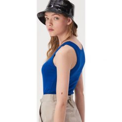Bawełniany top basic - Niebieski. Niebieskie topy damskie Sinsay, s, bez wzorów, z bawełny, bez kołnierzyka. Za 7,99 zł.