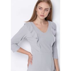 Szara Sukienka Black Out. Sukienki małe czarne damskie marki Born2be, na imprezę, s, z okrągłym kołnierzem, dopasowane. Za 39,99 zł.