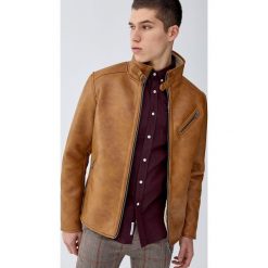 Kurtka ze sztucznej skóry z podszewką z imitacji baranka. Brązowe kurtki męskie skórzane marki Pull&Bear, m. Za 299,00 zł.