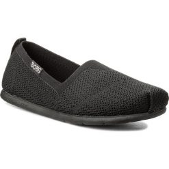 Półbuty SKECHERS - BOBS Custom Builit 34459/BBK Black. Czarne półbuty damskie Skechers, bez wzorów, z tworzywa sztucznego, bez obcasa, na płaskiej podeszwie, bez zapięcia. W wyprzedaży za 149,00 zł.