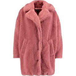 Płaszcze damskie: Topshop B&&B BORG Krótki płaszcz dustypink