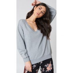 NA-KD Basic Bluza basic z dekoltem V - Grey. Szare bluzy damskie NA-KD Basic, z bawełny. W wyprzedaży za 50,48 zł.