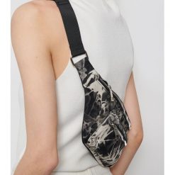 Saszetka z motywem tie-dye - Czarny. Czarne saszetki damskie Reserved, bez wzorów, bez dodatków. Za 79,99 zł.