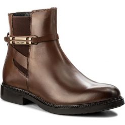 Botki TOMMY HILFIGER - Holly 15A FW0FW01438 Cognac 606. Czarne botki damskie na zamek marki TOMMY HILFIGER, z materiału, z okrągłym noskiem, na obcasie. W wyprzedaży za 399,00 zł.