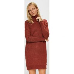 Vero Moda - Sukienka. Czerwone sukienki damskie Vero Moda, na co dzień, s, bez wzorów, z elastanu, casualowe, z golfem, bez rękawów, mini, proste. W wyprzedaży za 99,90 zł.
