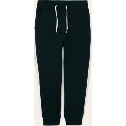 Name it - Spodnie dziecięce 116-152 cm. Szare spodnie chłopięce Name it, bez wzorów, z bawełny, casualowe. W wyprzedaży za 49,90 zł.
