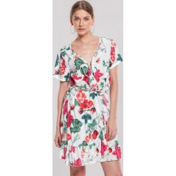 Biała Sukienka Fly With Joy. Białe sukienki damskie other, s, w paski, z falbankami, z krótkim rękawem, krótkie, mini, kopertowe. Za 49,99 zł.