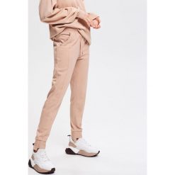 Spodnie dresowe - Beżowy. Brązowe spodnie damskie marki Reserved, xl, z dresówki. Za 59,99 zł.
