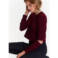 BLUZA NIEROZPINANA DAMSKA Z OZDOBNYMI ROZCIĘCIAMI NA ŁOKCIACH. Czerwone bluzy damskie marki TROLL, na zimę, s, bez wzorów, z dzianiny, z krótkim rękawem, krótkie, bez kaptura. W wyprzedaży za 29,99 zł.