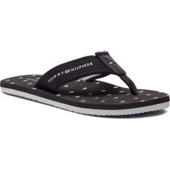 Japonki TOMMY HILFIGER - Mini Flag Footbed Beach Sandal FM0FM01930 Black 990. Czarne klapki męskie TOMMY HILFIGER, bez wzorów, ze skóry. W wyprzedaży za 119,00 zł.