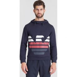 GRANATOWA BLUZA EMPORIO ARMANI Z KAPTUREM. Niebieskie bluzy męskie m, z nadrukiem, z materiału, z kapturem. Za 444,50 zł.