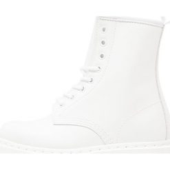 Dr. Martens Botki sznurowane white. Białe botki damskie skórzane marki Dr. Martens, na sznurówki. Za 629,00 zł.