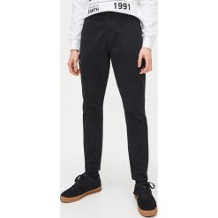Spodnie chino carrot - Czarny. Czarne spodnie męskie Cropp, m. Za 119,99 zł.