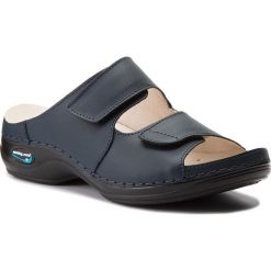Klapki NURSING CARE - Viena WG803 Dark Blue. Niebieskie klapki damskie marki Nursing Care, ze skóry, na obcasie. W wyprzedaży za 229,00 zł.