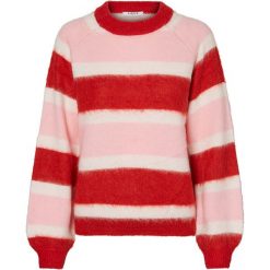 Sweter "Bippa" w kolorze czerwono-różowym. Różowe bez kategorii Pieces, xs, w paski, z okrągłym kołnierzem. W wyprzedaży za 113,95 zł.