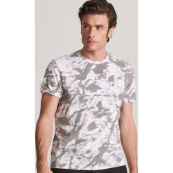 T-shirt z efektem tie-dye - Biały. Białe t-shirty męskie Reserved, bez wzorów, bez kołnierzyka. Za 39,99 zł.