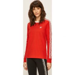Adidas Originals - Longsleeve. Czerwone topy damskie adidas Originals, bez wzorów, z elastanu, casualowe, z okrągłym kołnierzem. W wyprzedaży za 119,90 zł.