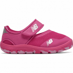 New Balance IO208MG2. Sandały dziewczęce New Balance, z gumy, bez zapięcia. W wyprzedaży za 79,99 zł.