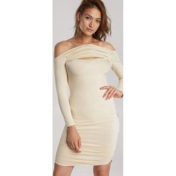 Jasnobeżowa Sukienka Adriesana. Brązowe sukienki damskie Renee, xl, bez wzorów, bez kołnierzyka, bez rękawów, mini. Za 119,99 zł.