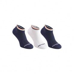 Skarpety sportowe RS500 3 pary. Niebieskie skarpetki męskie marki ARTENGO, z elastanu. Za 24,99 zł.
