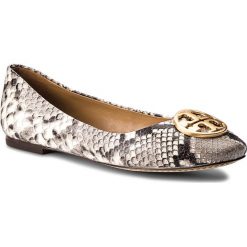 Baleriny TORY BURCH - Chelsea Ballet 49314 Warm Roccia 977. Szare klasyczne baleriny damskie Tory Burch, na co dzień, bez wzorów, ze skóry, bez obcasa, na płaskiej podeszwie, bez zapięcia. W wyprzedaży za 639,00 zł.