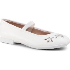 Baleriny GEOX - J Plie' G J0255G 0BCEW C1000 D White. Białe półbuty dziewczęce Geox, bez wzorów, ze skóry ekologicznej, bez obcasa. W wyprzedaży za 209,00 zł.