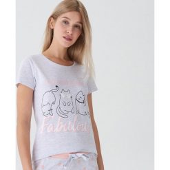 Piżamowa koszulka z kotami - Jasny szar. Szare piżamy damskie marki House, s, bez wzorów, bez rękawów. Za 25,99 zł.